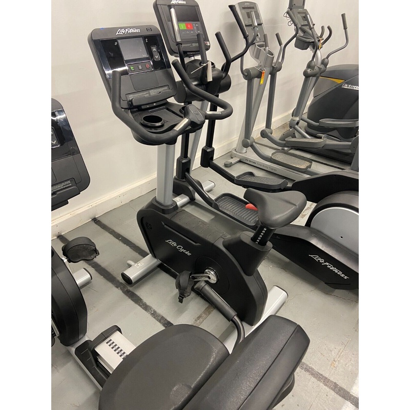Life Fitness Club Series Plus Upright Bike w/ SL Console for Home Gym